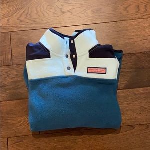 cute vineyard vines pullover!!